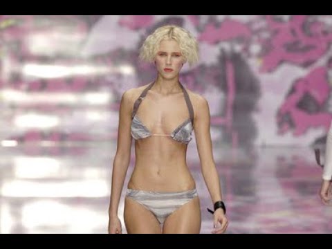 VERSUS Spring 2002 Milan - Fashion Channel