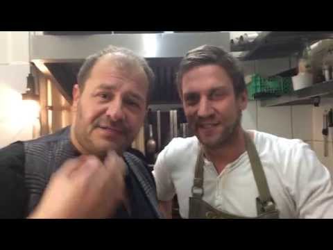 Willi Herren und Peer Kusmagk kochen Froschschenkel