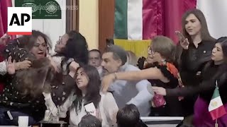 Download lagu Lawmakers pull each other’s hair during Mexico City Congress session mp3 Download lagu Lawmakers pull each other’s hair during Mexico City Congress session mp3