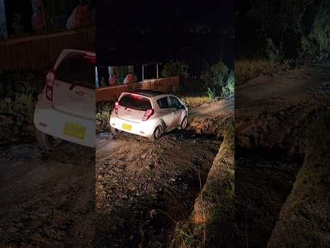 Las fuertes lluvias ya hacen daño en las vías. Ruta Plazuelas a San Bernardo Nariño.