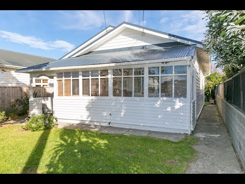 8 Apu Crescent, Lyall Bay