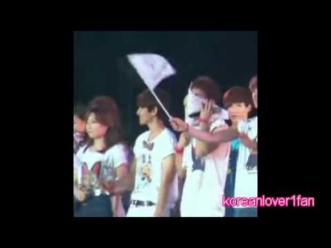 120818 BAEKHYUN&TAEYEON HOLD HANDS!