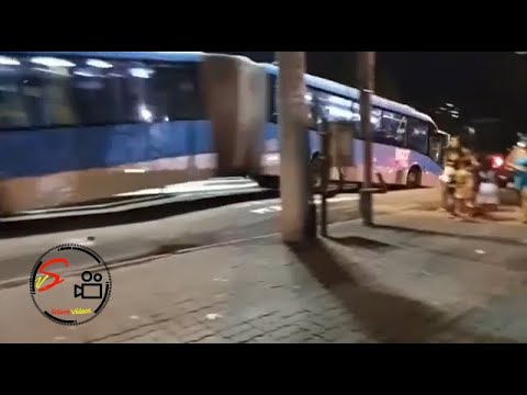 Ônibus Articulado do BRT Passa Sem Frear em Quebra-Molas na Zona Norte Rio de Janeiro RJ