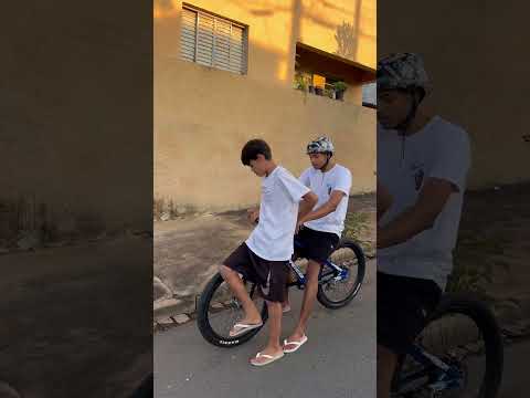 Jeito certo de da carona 🤣…#bike #grau #viral #humor #video #foryou