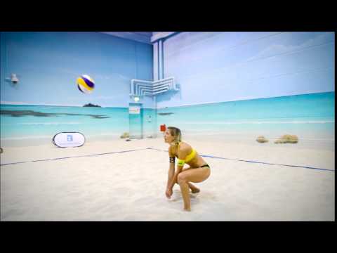 Unteres Zuspiel beim Beach-Volleyball von Laura Ludwig (Slow Motion)