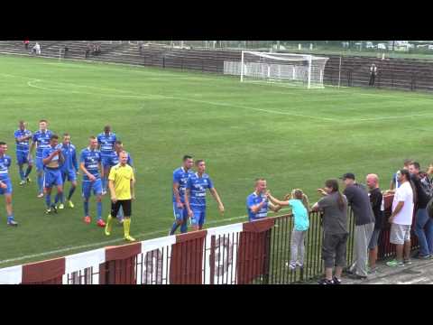 Kibice i piłkarze Hutnika po pokonaniu Garbarni Kraków