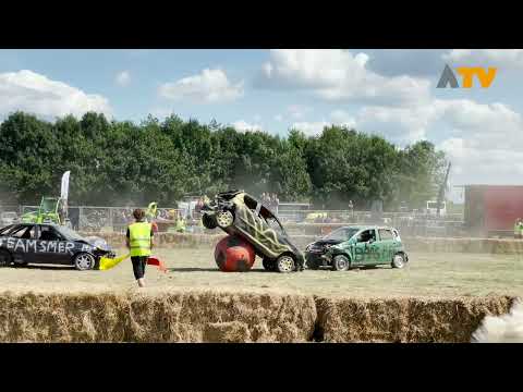 Veel spektakel tijdens autovoetbal in Almkerk