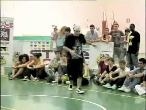 House Dance Europe 2009 - HDE - swoop vs babi(semii finale)