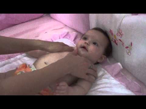 17/10/2013 - Maria Olinda fazendo massagem na Clara