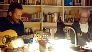 Jorge Drexler interpreta su canción "Al otro lado del río" en el despacho de Antonio Escohotado