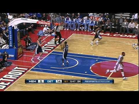 Chris Wilcox amazing acrobatic reverse lay-up