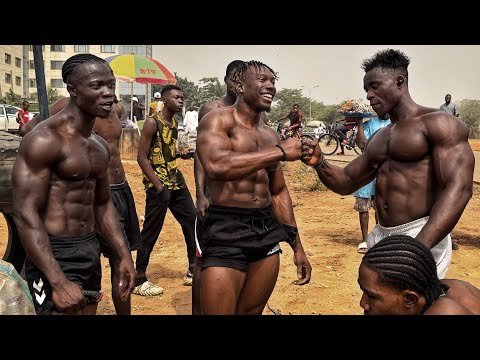 Posso fare 50 trazioni e 100 trazioni in 5 minuti sotto il sole cocente 🥵 ☀️ in Nigeria 🇳🇬