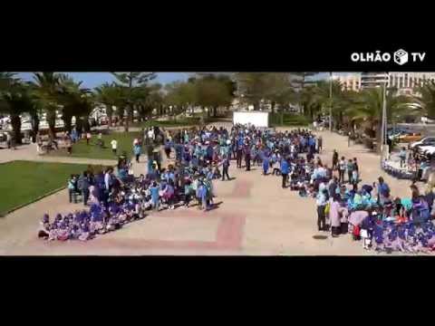 Laço azul humano em Olhão feito por mil crianças e jovens