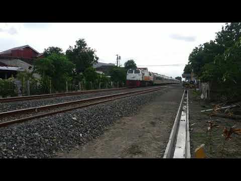 Masinis kereta api ngebut