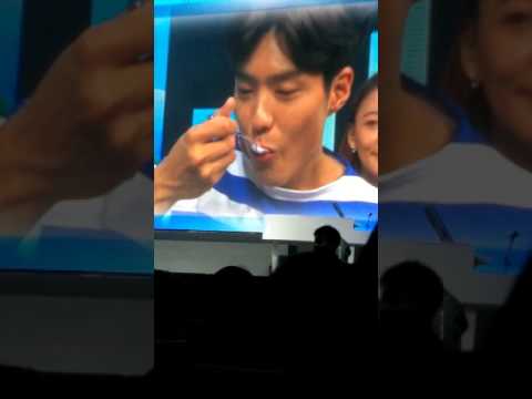 [170218] park bogum oh happy day 1st asia fanmeeting singapore [fancam] - eating carrot cake