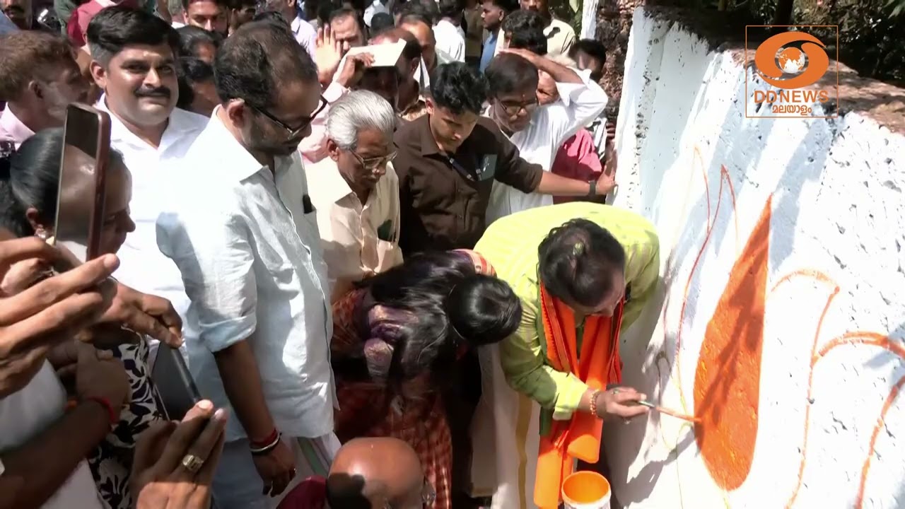 കെ. സുരേന്ദ്രനു വേണ്ടി ചുവരെഴുത്ത് നടത്തി കേന്ദ്ര സ?