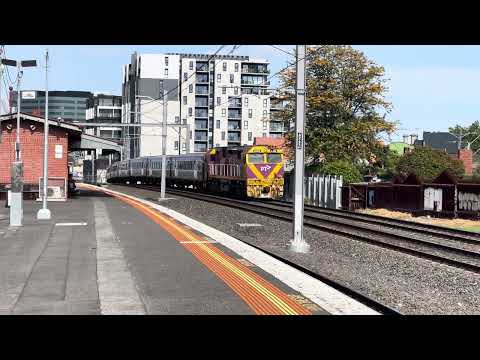 Vline N466 Middle Footscray station