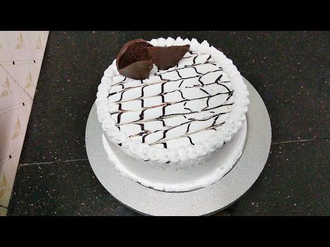 Vanilla cake decorating