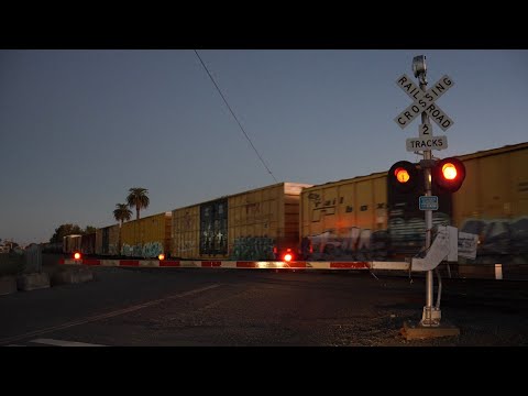 CFNR 500 Cortena Job Stops For A While Then Moves Up | CR 93B Railroad Crossing, Zamora CA