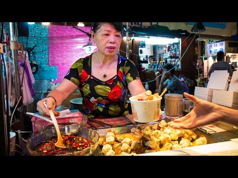 Raohe Night Market in Taipei: MUST-EAT Taiwan Street Food - Pepper Pork Buns & Bone Soup!