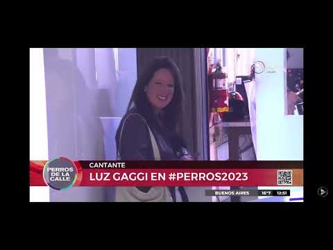 Luz Gaggi singing Billie Jean - en Perros de la Calle - credit - Urbana Play 104.3 FM