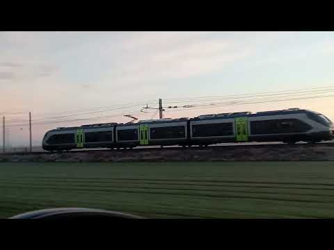 Novara, il treno che aspetta al passaggio a livello...