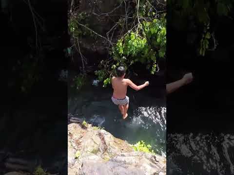 Saltos épicos al charco de los peces 🐟💦