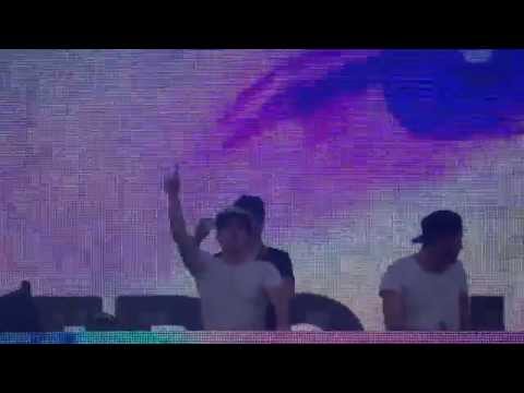 Arno Cost & Norman Doray playing "Strong" at Size #Decade Miami