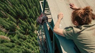 O Emprego dos Sonhos se Torna Pesadelo, Quando Criatura na Floresta a Persegue Por Algo que Ela Tem