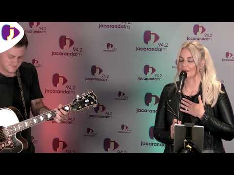 Demi Lee Moore sing Theuns Jordaan se 'By Jou' op Friday Live