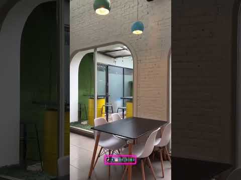Buat kamu yang suka ngopi sambil nikmati suasana cozy, wajib mampir ke Yellow Truck Coffee di Jl. Hang Tuah Raya! ☕✨