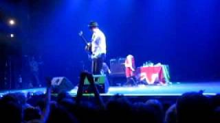Pete Doherty Fals drunk on stage during 