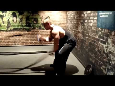 Bodybuilder Jan Motal training in McFIT Fitnessstudio Köln Kalk