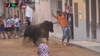 preview picture of video 'Toros calle Sant Roc 2013 - La Vilavella (Villavieja - Castellon) Bous al carrer [Toros FJGNtv]'