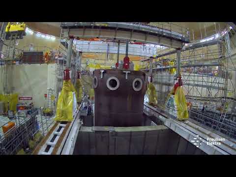 Ausheben des Reaktordruckbehälters im Kernkraftwerk Unterweser