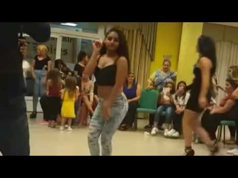 Gitana bailando música portuguesa una fiera
