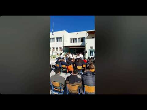 Χόρεψαν και τραγούδησαν τα παιδιά του ΕΠΑΛ Τυρνάβου Χόρεψαν και τραγούδησαν τα παιδιά του ΕΠΑΛ Τυρνάβου