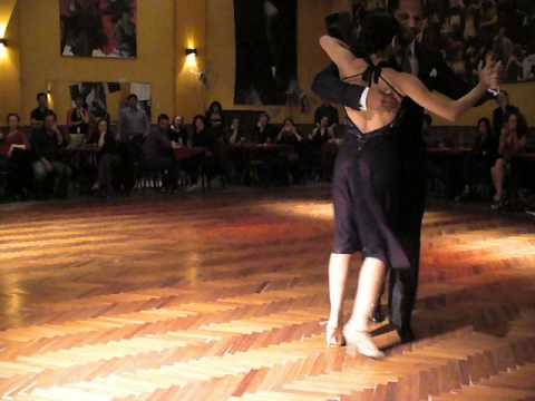  Frank Obregón  and  Jenny Gil  are  dancing  to  the  milonga  "  La Espuela  "
