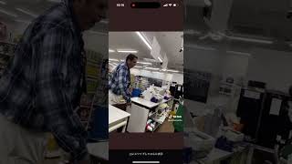 [討論] 日本小七店員被外國客人狂飆不懂變通