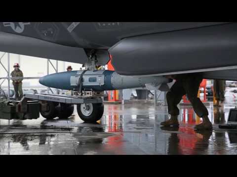 VMFA-121 conducts hot reload