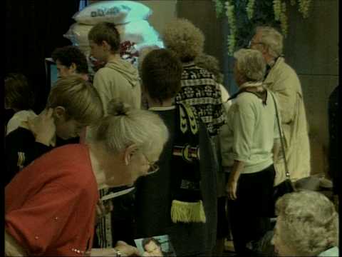 Peter Bond als Politiker bei einer Rheumadecken Verkaufsveranstaltung (aus Sensationsreportage "Der Kandidat")