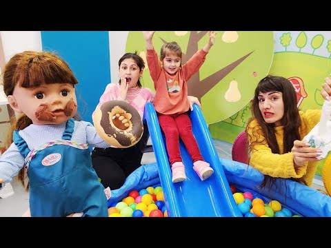 Ayşe, Defne ve Ümit parkta eğleniyorlar. Kız oyunları. Çocuk videoları