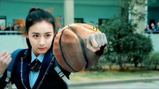 Os Valentões tentaram intimida-la, mas ficaram assustados depois de testemunhar sua força física