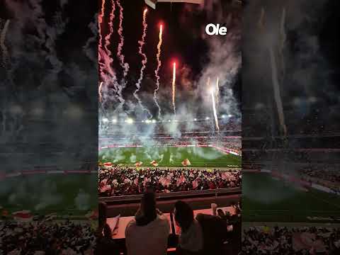 ""EL MOVIMIENTO POPULAR MÁS GRANDE DEL MUNDO", LA BANDERA DE RIVER EN EL RECIBIMIENTO " Barra: Los Borrachos del Tablón &bull; Club: River Plate