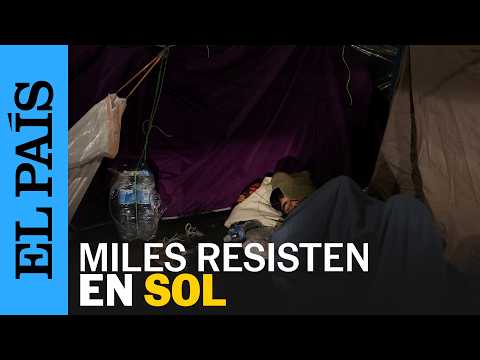 Así ha sido la cuarta noche en la acampada de la Puerta del Sol | EL PAÍS