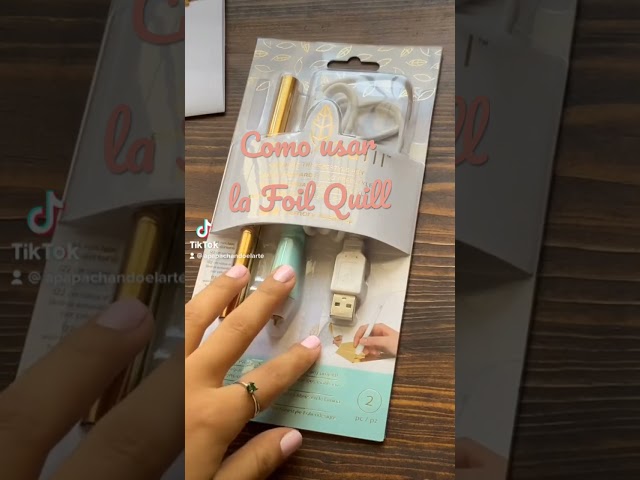 Vídeo relacionado con We R Memory Keepers Pluma de Aluminio-Rollo de 12 x 96 Pulgadas Foil, Plateado, 30.5 x 244 cm