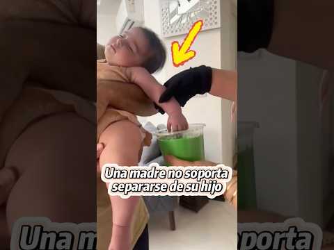 Una madre no soporta separarse de su hijo