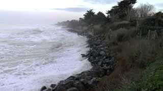 preview picture of video 'Tempête Oléron 2014 Le rivage après la digue de la Brée Les Bains pendant l'assaut des vagues'