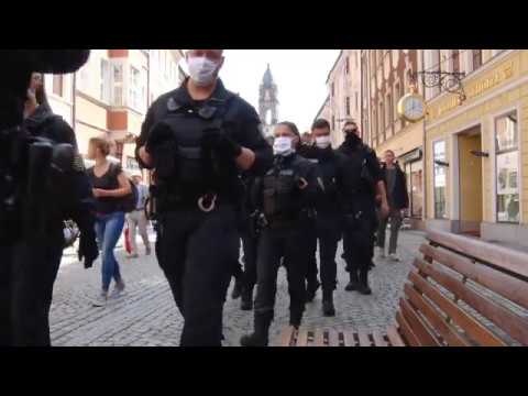 Bautzen, Menschen spazieren durch die Stadt und singen auf dem Hauptmarkt "Die Gedanken sind frei "