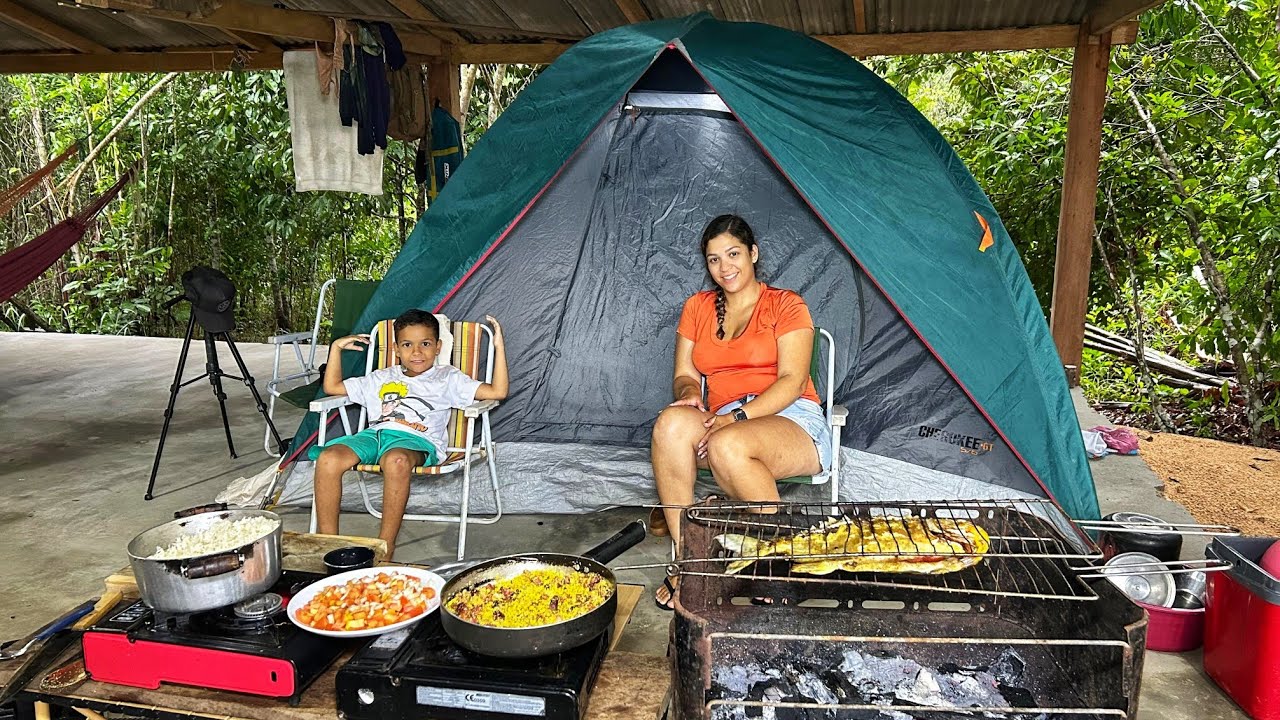 Pescamos e fizemos peixe assado na beira do rio em nosso acampamento